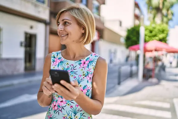 Mujer Hermosa Mediana Edad Usando Teléfono Inteligente Parque — Foto de Stock