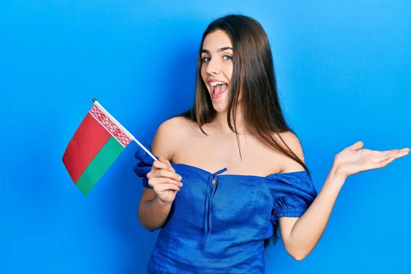 Jovem Adolescente Morena Segurando Bandeira Belarus Celebrando Realização Com Sorriso — Fotografia de Stock