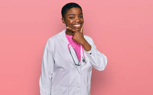 Young African American Woman Wearing Doctor Uniform Stethoscope Looking Confident — Stock Photo, Image