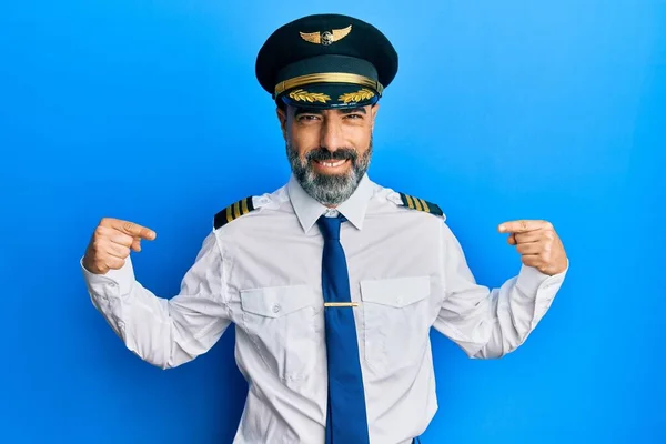 Mężczyzna Średnim Wieku Brodą Siwymi Włosami Mundurze Pilota Samolotu Wyglądający — Zdjęcie stockowe