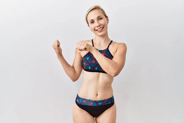 Mujer Rubia Joven Con Bikini Deportivo Sobre Fondo Aislado Apuntando —  Fotos de Stock