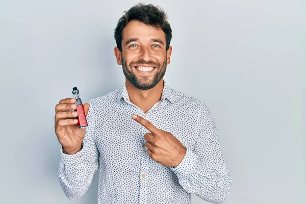 Homem Bonito Com Repórter Futebol Barba Segurando Cigarro Eletrônico Sorrindo — Fotografia de Stock