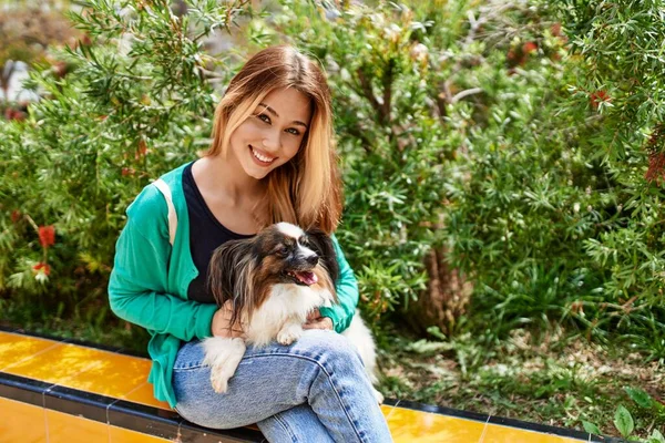 Junge Kaukasierin Lächelt Glücklich Auf Der Bank Sitzend Mit Hund — Stockfoto