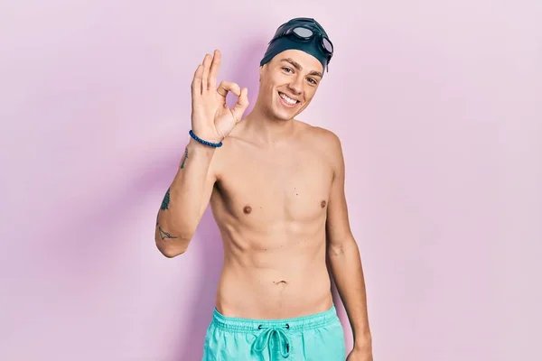 Jonge Spaanse Man Draagt Zwemkleding Een Zwembril Glimlacht Positief Doet — Stockfoto