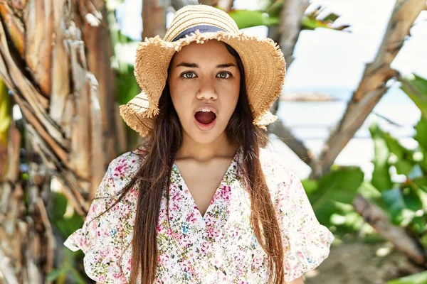 Молодая Латиноамериканка Поражена Ношением Летней Шляпы Стоящей Пляже — стоковое фото