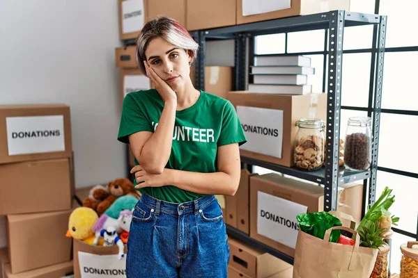 Bağışta Gönüllü Tişört Giyen Genç Güzel Bir Kadın Kollarını Kavuşturarak — Stok fotoğraf