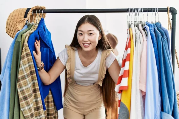 Ung Asiatisk Kvinna Söker Kläder Butik — Stockfoto