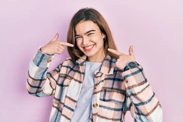 Ung Kaukasiska Flicka Bär Casual Kläder Ler Glad Visar Och — Stockfoto