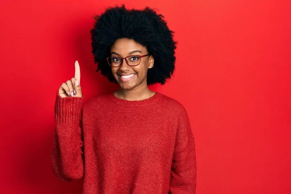 Молодая Африканская Американка Повседневной Одежде Очках Улыбается Идеей Вопросом Показывая — стоковое фото