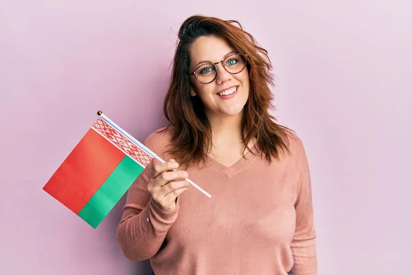 Jovem Caucasiana Segurando Bandeira Belarus Olhando Positivo Feliz Sorrindo Com — Fotografia de Stock