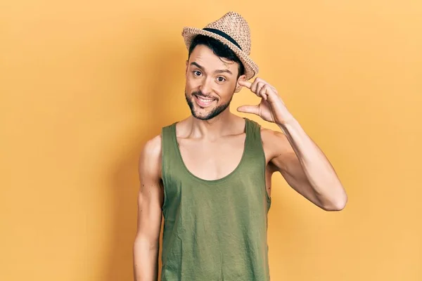 Νεαρός Ισπανόφωνος Άνδρας Φορώντας Καλοκαιρινό Καπέλο Χαμογελώντας Και Αυτοπεποίθηση Γοητεύοντας — Φωτογραφία Αρχείου