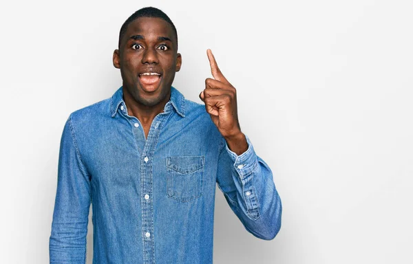 Junger Afrikanisch Amerikanischer Mann Lässiger Kleidung Zeigt Mit Erhobenem Zeigefinger — Stockfoto