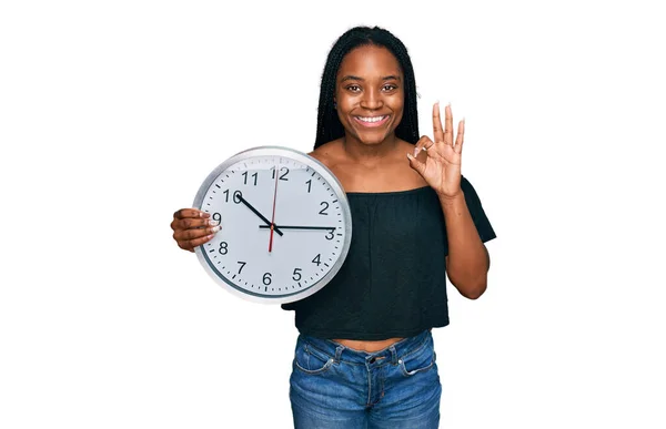 Joven Mujer Afroamericana Sosteniendo Gran Reloj Haciendo Signo Con Los — Foto de Stock