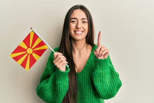 Jong Spaans Meisje Met Macedonische Vlag Glimlachend Met Een Idee — Stockfoto