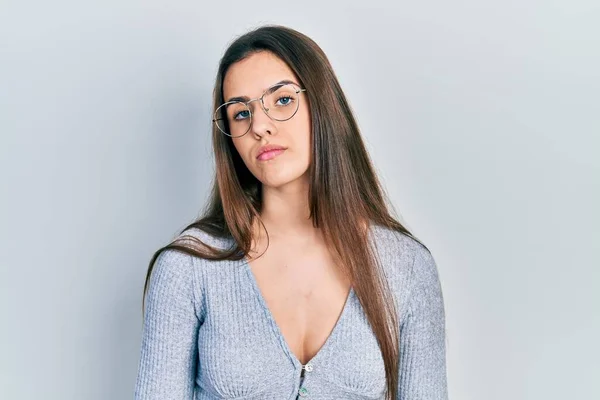 Jovem Adolescente Morena Vestindo Camisola Casual Óculos Relaxados Com Expressão — Fotografia de Stock