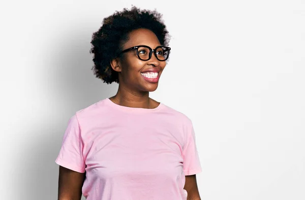 Afro Saçlı Sıradan Kıyafetler Giyen Gözlüklü Yüzünde Gülümsemeyle Yan Yana — Stok fotoğraf
