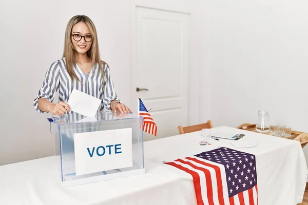 Jeune Femme Chinoise Souriante Vote Confiant Collège Électoral — Photo