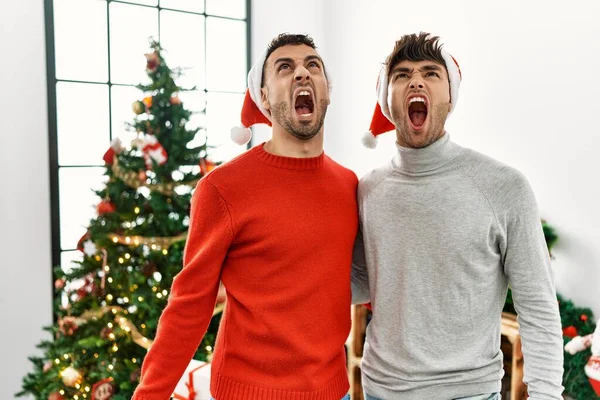 Jeune Couple Gay Debout Près Arbre Noël Portant Chapeau Colère — Photo