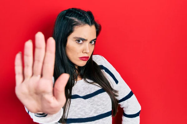 무심결에 스페인 소녀는 손바닥으로 노래를 부르지 않는다 부정적 표정으로 경고의 — 스톡 사진
