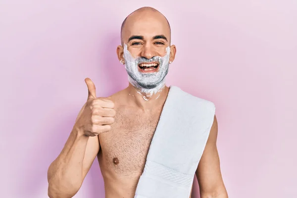 Joven Hombre Calvo Sin Camisa Barba Afeitar Con Espuma Sonriendo — Foto de Stock
