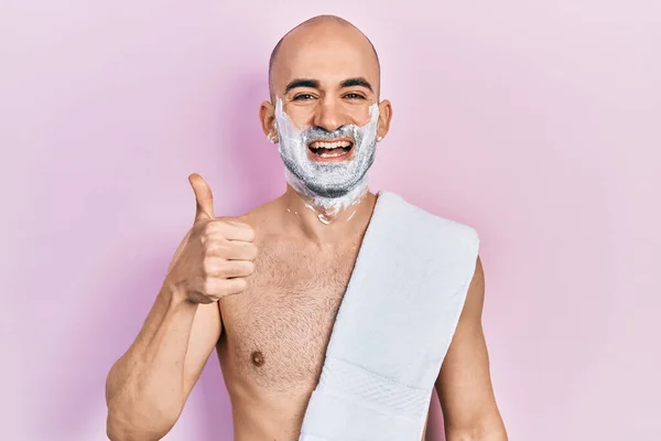 Jonge Kale Man Shirtloze Scheerbaard Met Schuim Glimlachend Vrolijk Positief — Stockfoto