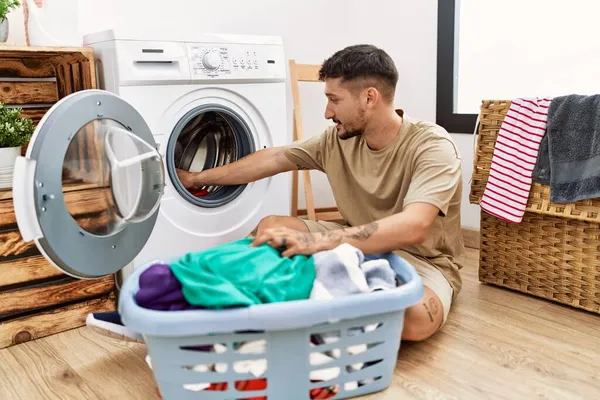 Ung Latinamerikansk Man Smilig Säker Med Tvättmaskin Tvättstugan — Stockfoto