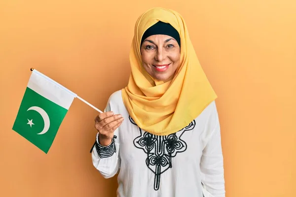 Middle Age Hispanic Woman Wearing Hijab Holding Pakistan Flag Looking — Stock Photo, Image