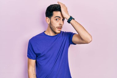 Gündelik tişört giyen genç İspanyol bir adam hata için el ele tutuşup şaşırdı. Hatayı hatırla. Unuttum, kötü hafıza kavramı. 