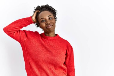 Genç Afro-Amerikalı kadın izole bir arka plan üzerine günlük giysiler giyip soru sormayı merak ediyor. Şüpheyle kararsız, kafa kafaya düşünerek. Düşünceli kavram. 