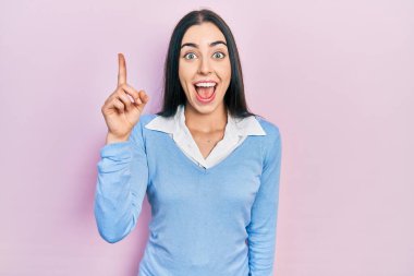 Pembe arka planda duran mavi gözlü güzel bir kadın başarılı bir fikri işaret ediyor. Heyecanlı ve mutlu. Bir numara.. 