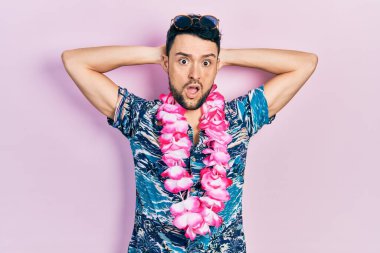 Yaz tarzı giyinmiş genç İspanyol bir adam, şaşkın ve alaycı görünüyor, ağzı açık kalınca şaşırıyor. 