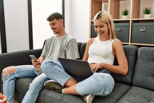 Jong Kaukasisch Paar Glimlachen Gelukkig Met Behulp Van Laptop Smartphone — Stockfoto