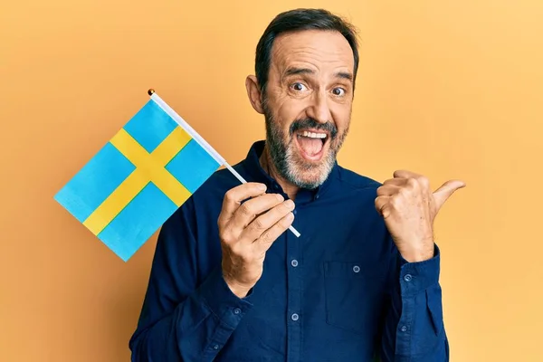 Medelålders Latinamerikan Man Med Svensk Flagga Pekande Tumme Upp Till — Stockfoto