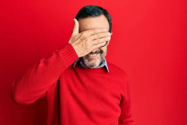 Mellanåldern Hispanic Man Bär Casual Kläder Och Glasögon Ler Och — Stockfoto