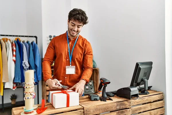 Jovem Lojista Hispânico Homem Sorrindo Feliz Preparando Presente Loja Roupas — Fotografia de Stock