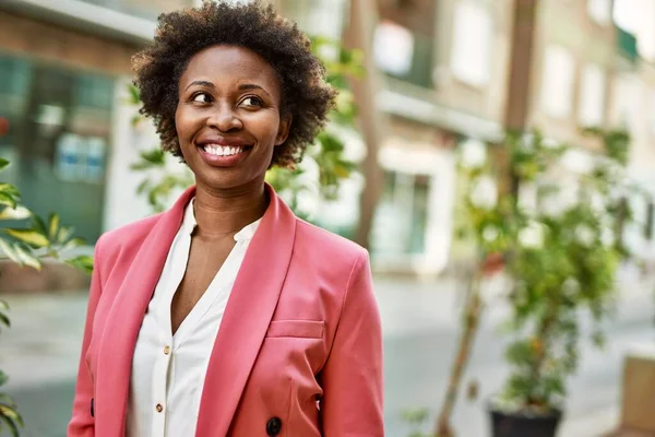 Frumoasă Femeie Africană Americană Afaceri Păr Afro Zâmbind Fericit Încrezător — Fotografie, imagine de stoc