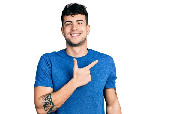 Joven Hombre Hispano Vistiendo Camiseta Casual Alegre Con Una Sonrisa —  Fotos de Stock