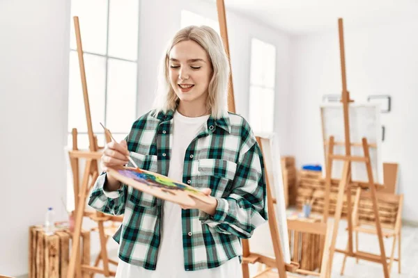 Jovem Artista Estudante Menina Sorrindo Feliz Segurando Pincel Paleta Estúdio — Fotografia de Stock
