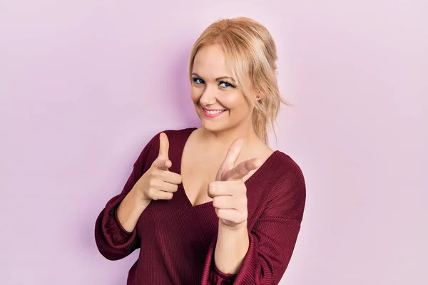 Ung Blond Kvinna Bär Casual Vinter Tröja Pekar Finger Till — Stockfoto