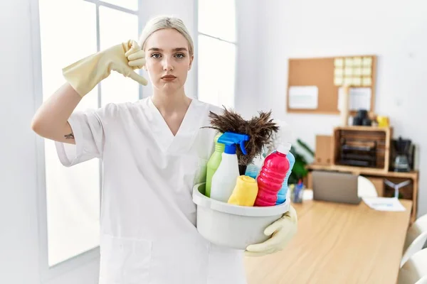 Jonge Blanke Vrouw Draagt Schonere Uniform Met Schoonmaakmiddelen Schoonmaak Kantoor — Stockfoto