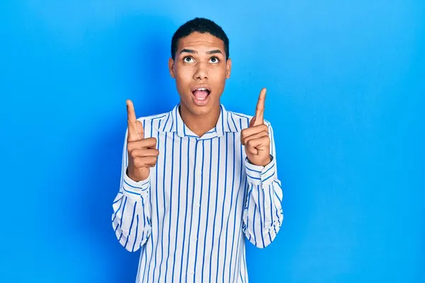 Jovem Afro Americano Vestindo Roupas Casuais Surpreso Surpreso Olhando Para — Fotografia de Stock