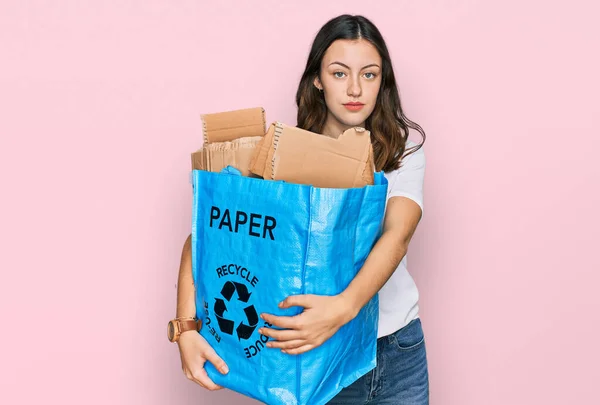 Jovem Mulher Bonita Segurando Reciclagem Cesta Lixo Com Papel Papelão — Fotografia de Stock