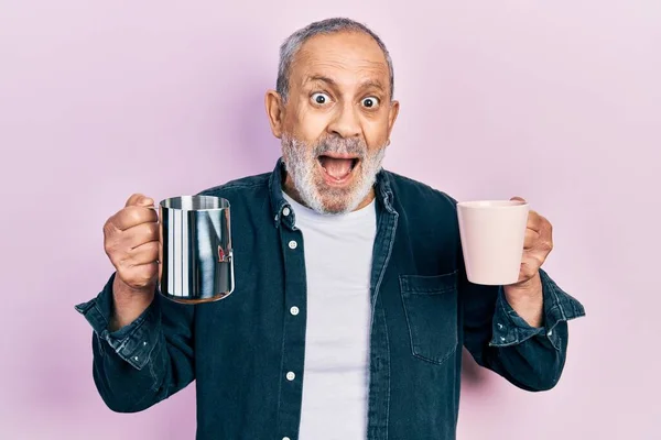 Stilig Senior Man Med Skägg Håller Kaffe Och Mjölk Firar — Stockfoto