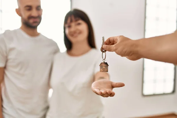 Junges Hispanisches Paar Lächelt Glücklich Und Umarmt Den Schlüssel Seiner — Stockfoto