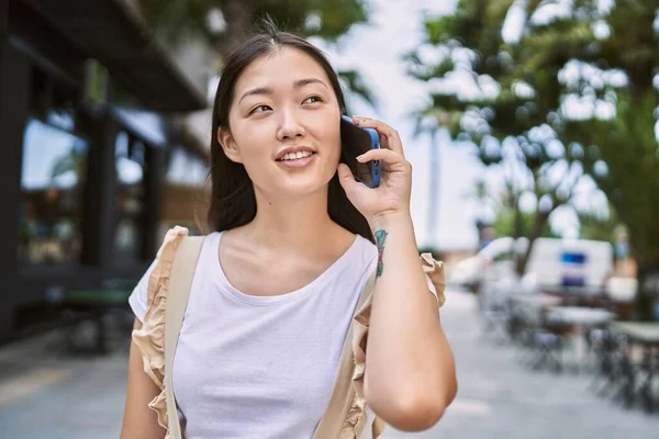 Ung Kinesisk Flicka Ler Glad Prata Smartphone Staden — Stockfoto