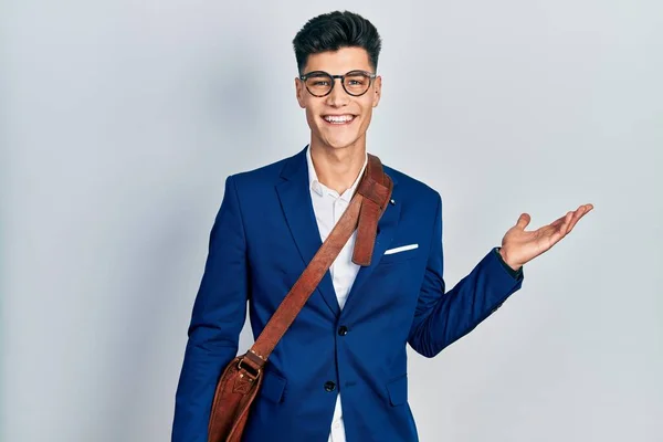 Jonge Latijns Amerikaanse Man Draagt Zakelijke Kleding Glimlachend Vrolijk Presenteren — Stockfoto