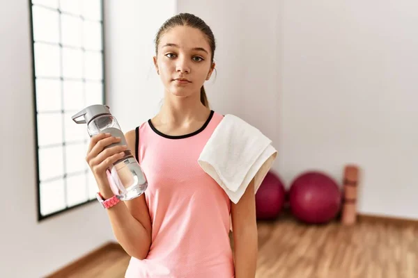 Junge Brünette Teenager Sportkleidung Mit Wasserflasche Und Ernstem Gesichtsausdruck Einfacher — Stockfoto