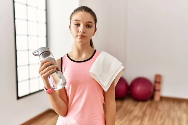 Giovane Adolescente Bruna Con Indosso Abbigliamento Sportivo Che Tiene Bottiglia — Foto Stock