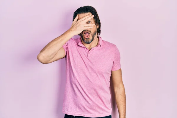 Hombre Caucásico Mediana Edad Que Usa Una Camiseta Blanca Casual —  Fotos de Stock