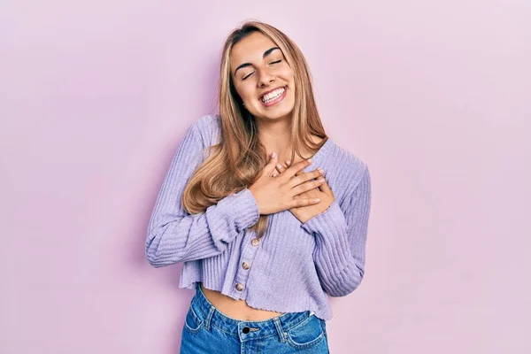 Mooie Latijns Amerikaanse Vrouw Draagt Casual Shirt Glimlachend Met Handen — Stockfoto
